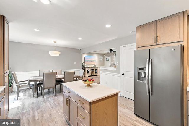 160 STOWAWAY RD, Manahawkin, NJ 08050