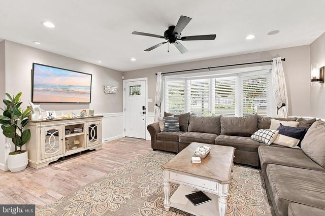 160 STOWAWAY RD, Manahawkin, NJ 08050