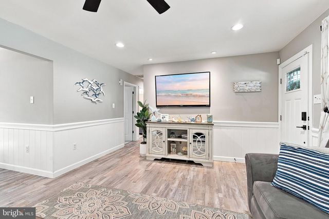 160 STOWAWAY RD, Manahawkin, NJ 08050