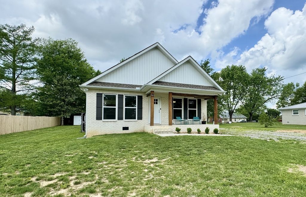 829 Luttrell Ave, Smithville, TN 37166