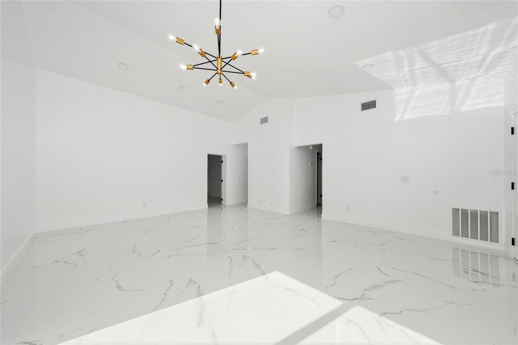 Image 11 of property listing at 5670 BRECKENRIDGE CIRCLE, Orlando, FL 32818