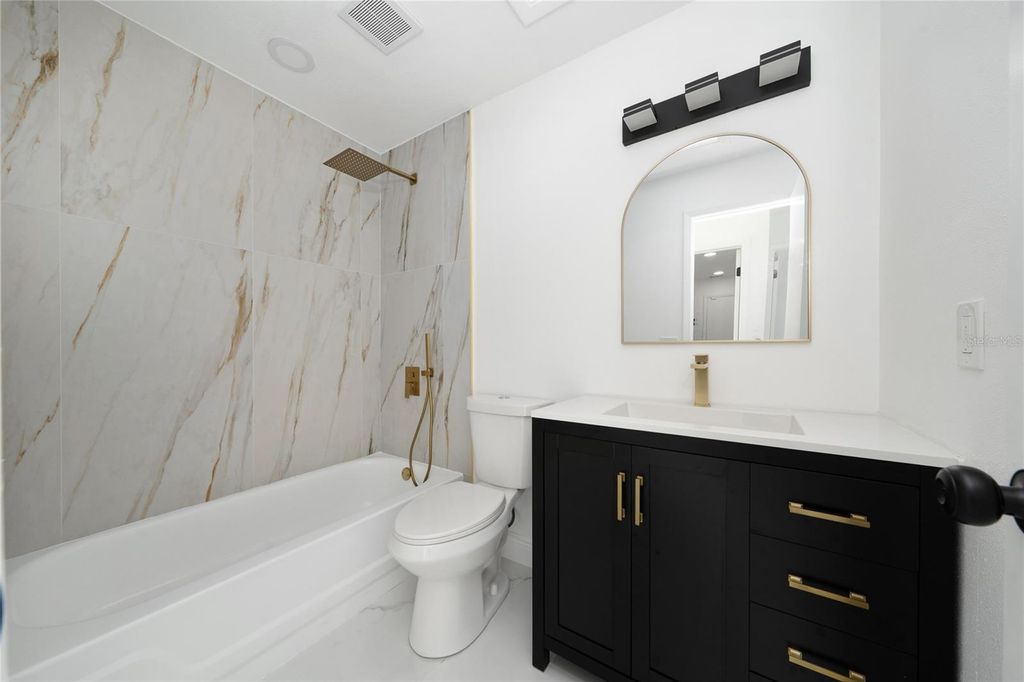 Image 18 of property listing at 5670 BRECKENRIDGE CIRCLE, Orlando, FL 32818