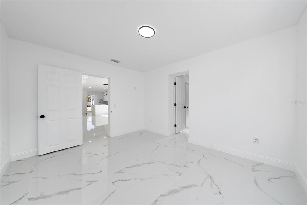 Image 21 of property listing at 5670 BRECKENRIDGE CIRCLE, Orlando, FL 32818