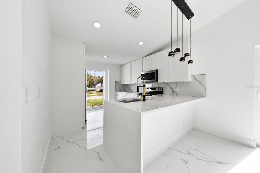 Image 4 of property listing at 5670 BRECKENRIDGE CIRCLE, Orlando, FL 32818