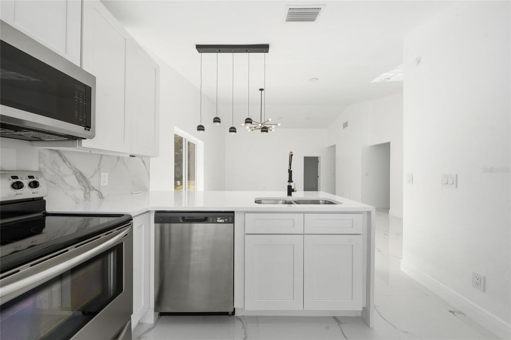 Image 5 of property listing at 5670 BRECKENRIDGE CIRCLE, Orlando, FL 32818