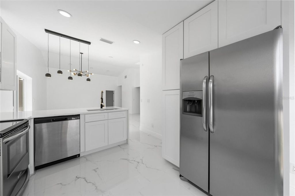 Image 6 of property listing at 5670 BRECKENRIDGE CIRCLE, Orlando, FL 32818