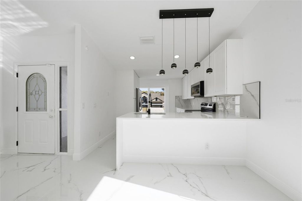 Image 8 of property listing at 5670 BRECKENRIDGE CIRCLE, Orlando, FL 32818