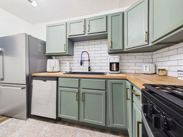 3016 E Locust St, Wichita, KS 67216