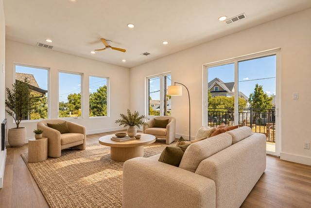 701 N Lancaster Avenue 105, Dallas, TX 75203