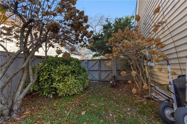 8817 Commodore DR, Norfolk, VA 23503