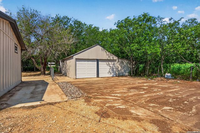 502 Waltom Ave, Jourdanton, TX 78026