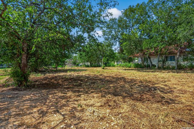502 Waltom Ave, Jourdanton, TX 78026