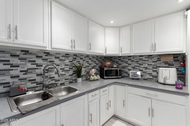 7136 W WESTVIEW Drive, Phoenix, AZ 85033