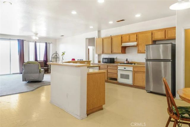 16026 Greyrock, Victorville, CA 92395
