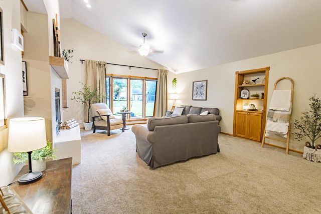 W226N2555 Oakwood LANE, Waukesha, WI 53186