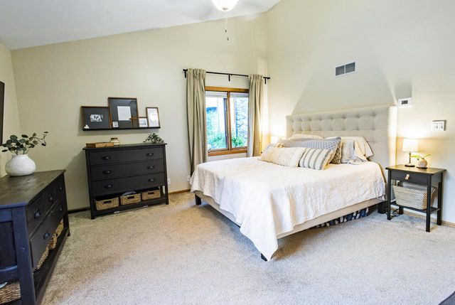 W226N2555 Oakwood LANE, Waukesha, WI 53186