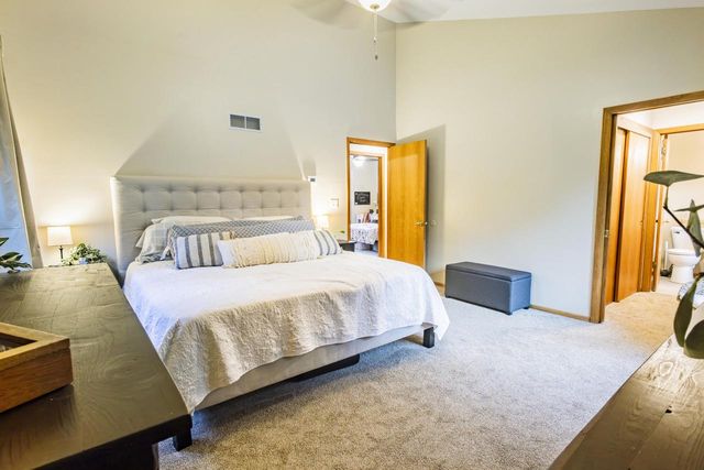 W226N2555 Oakwood LANE, Waukesha, WI 53186