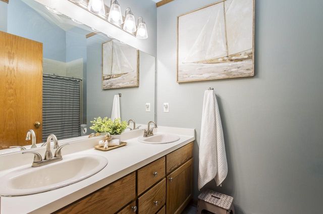 W226N2555 Oakwood LANE, Waukesha, WI 53186