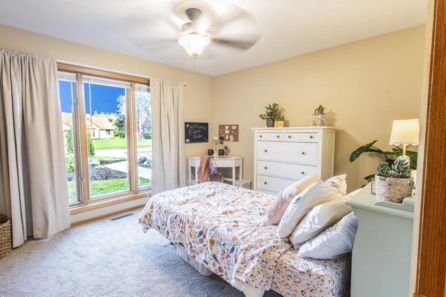 W226N2555 Oakwood LANE, Waukesha, WI 53186