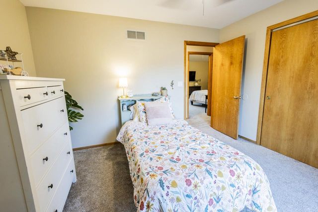 W226N2555 Oakwood LANE, Waukesha, WI 53186