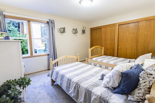W226N2555 Oakwood LANE, Waukesha, WI 53186