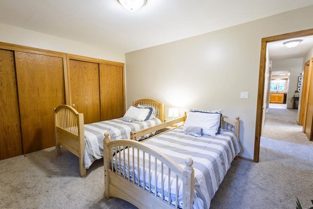 W226N2555 Oakwood LANE, Waukesha, WI 53186