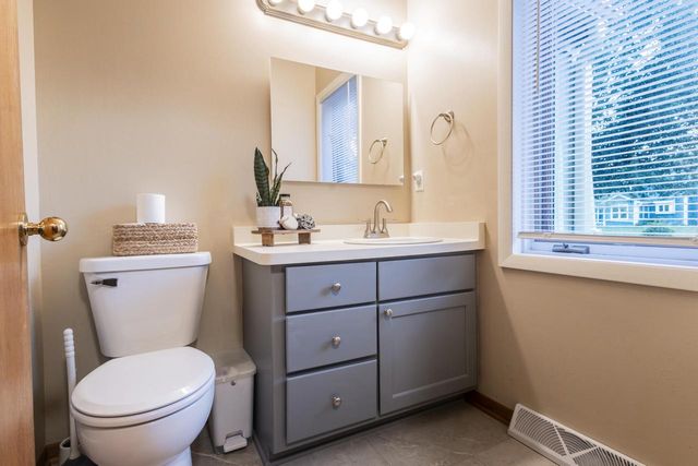 W226N2555 Oakwood LANE, Waukesha, WI 53186