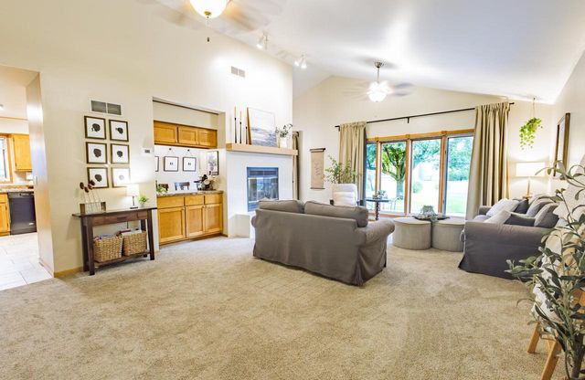 W226N2555 Oakwood LANE, Waukesha, WI 53186