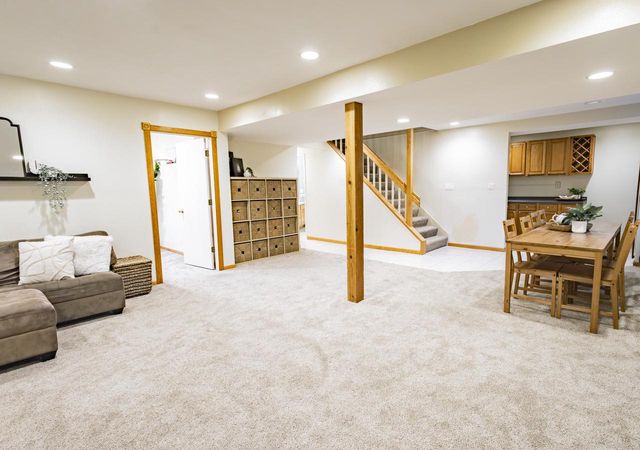 W226N2555 Oakwood LANE, Waukesha, WI 53186