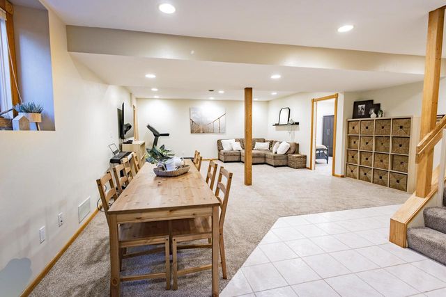 W226N2555 Oakwood LANE, Waukesha, WI 53186