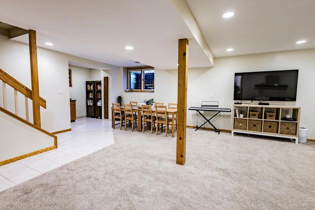 W226N2555 Oakwood LANE, Waukesha, WI 53186
