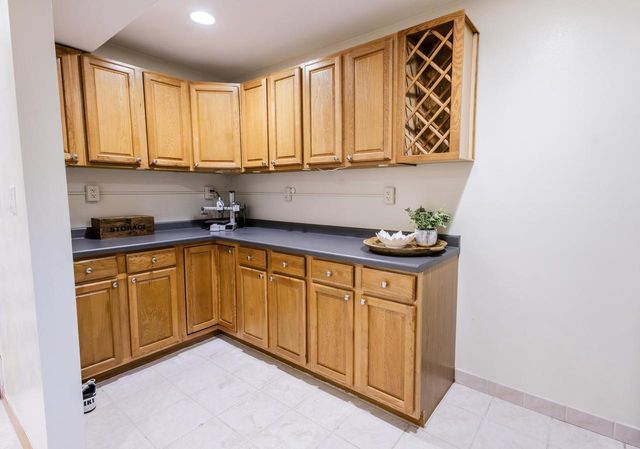 W226N2555 Oakwood LANE, Waukesha, WI 53186