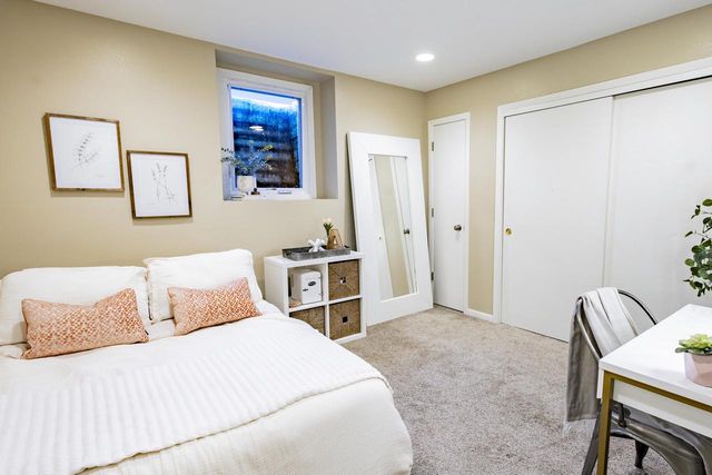 W226N2555 Oakwood LANE, Waukesha, WI 53186