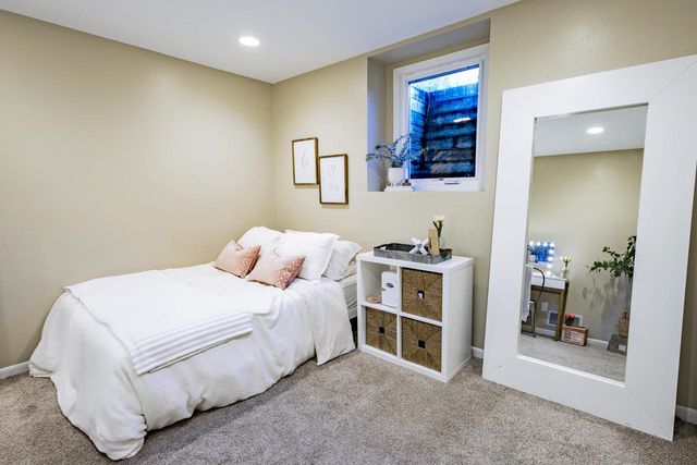 W226N2555 Oakwood LANE, Waukesha, WI 53186