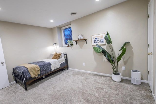 W226N2555 Oakwood LANE, Waukesha, WI 53186