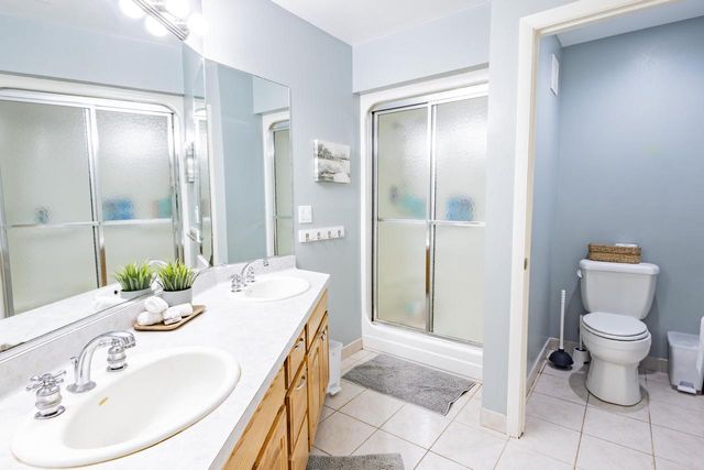 W226N2555 Oakwood LANE, Waukesha, WI 53186