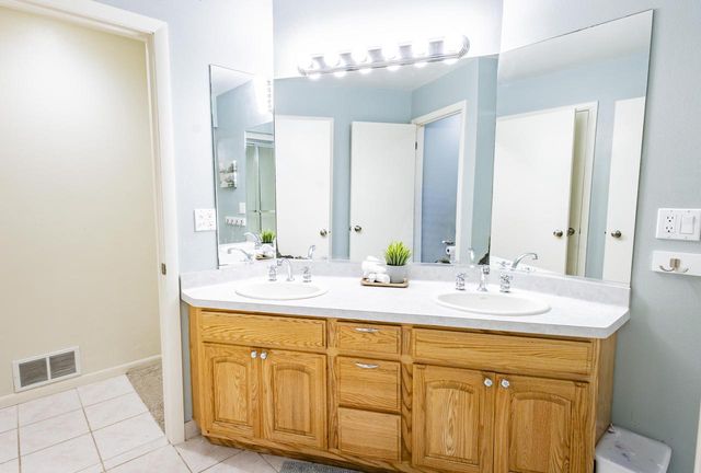 W226N2555 Oakwood LANE, Waukesha, WI 53186