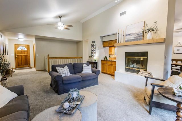 W226N2555 Oakwood LANE, Waukesha, WI 53186