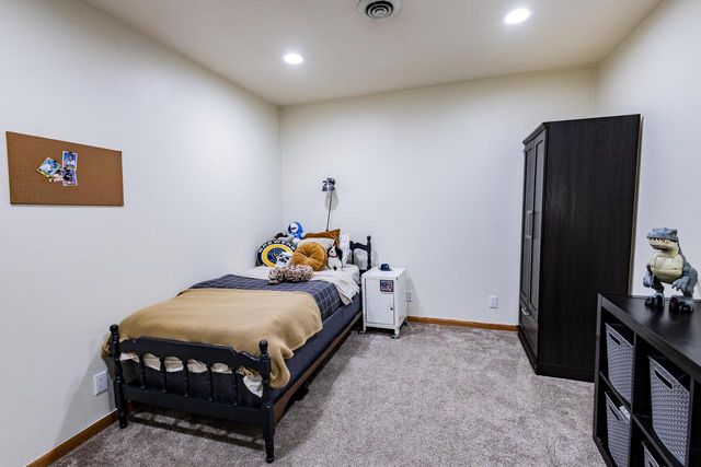 W226N2555 Oakwood LANE, Waukesha, WI 53186