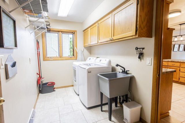 W226N2555 Oakwood LANE, Waukesha, WI 53186