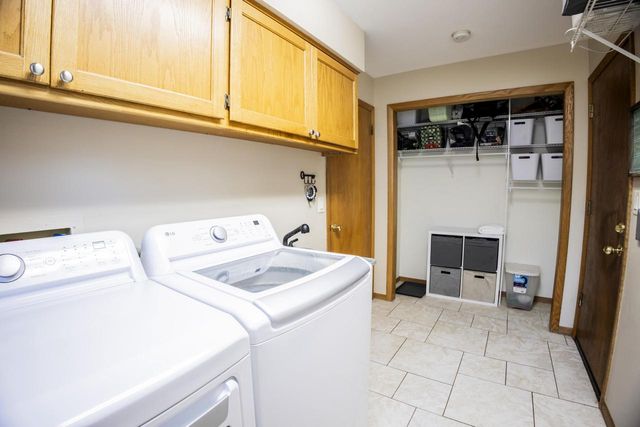 W226N2555 Oakwood LANE, Waukesha, WI 53186