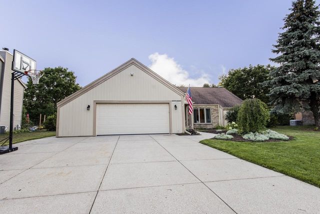 W226N2555 Oakwood LANE, Waukesha, WI 53186