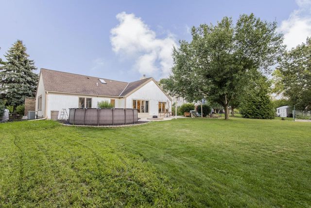 W226N2555 Oakwood LANE, Waukesha, WI 53186