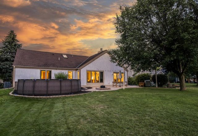 W226N2555 Oakwood LANE, Waukesha, WI 53186
