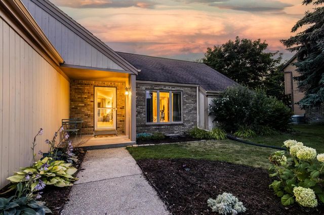 W226N2555 Oakwood LANE, Waukesha, WI 53186