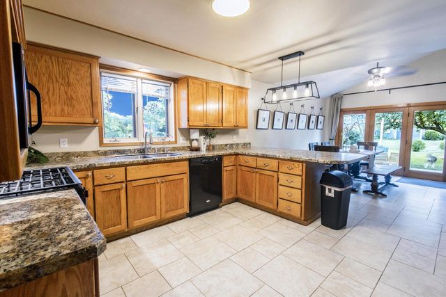 W226N2555 Oakwood LANE, Waukesha, WI 53186