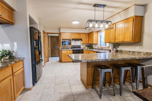 W226N2555 Oakwood LANE, Waukesha, WI 53186