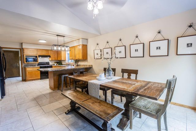 W226N2555 Oakwood LANE, Waukesha, WI 53186