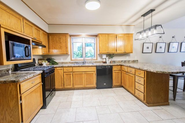 W226N2555 Oakwood LANE, Waukesha, WI 53186