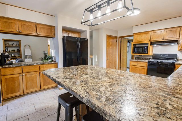W226N2555 Oakwood LANE, Waukesha, WI 53186